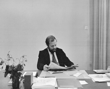 858609 Portret van A. van Hassel, wethouder van Ruimtelijke Ordening en Culturele Zaken (1977-1990) te Utrecht. gezeten ...